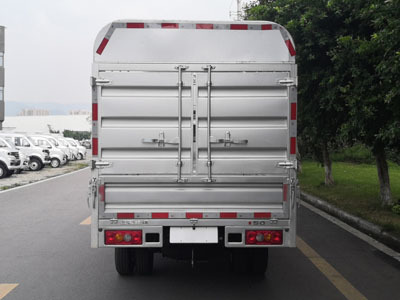 金杯牌JKC5034CCY-DV6HL4型倉柵式運輸車在道路貨物運輸中的優勢與應用
